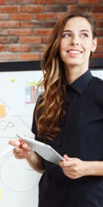 fille-donnant-presentation-collegues-lors-reunion-affaires